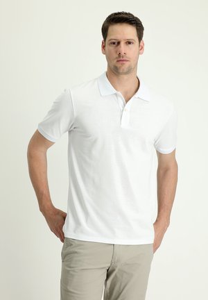 Witte polo shirt met een klassieke kraag en korte mouwen. Gladde stof, enkel knoopsluiting en een getailleerd ontwerp.