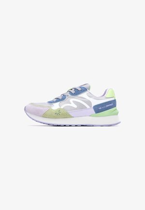 Zapatilla multicolor con materiales de ante y malla, predominantemente en tonos púrpura claro, verde y azul, con suela blanca y detalles decorativos.