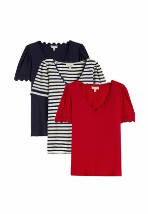 Kolmen naisen lyhythihainen paita, joissa kaikki on aaltoilevilla V-kaula-aukoilla; yksivärinen tummansininen, tummansininen-valkoraidallinen ja yksivärinen punainen, aseteltuna valkoiselle taustalle.