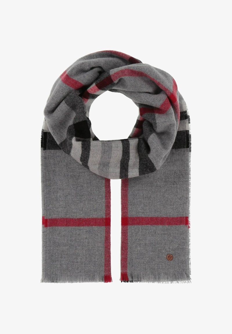 Grå tørklæde med et rødt og sort ternet mønster, lavet af blødt materiale med frynsede kanter og et lille logo-patch.