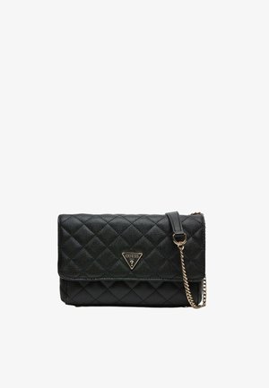 Sac bandoulière matelassé en cuir noir Guess avec chaîne dorée et plaque logo triangulaire sur le rabat avant.