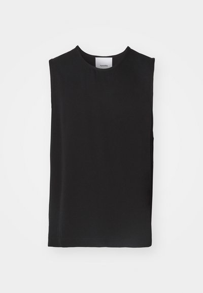 Mustat hihattomat topit, jotka on valmistettu sileästä kankaasta. Vaatteen pyöreä kaula-aukko ja löysä istuvuus, jossa on siistit saumat eikä näkyviä yksityiskohtia tai kuvioita.