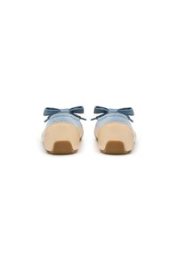 Scarpe in suede blu con punta arrotondata, suola beige morbida e fiocchi sul retro. Texture liscia con un design leggermente imbottito.