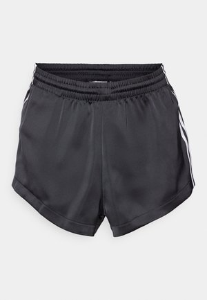 Sorte atletikshorts med en glat tekstur, der har hvide sidelister, elastisk talje og en løs pasform.