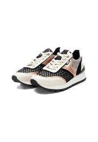 Sneaker con tomaia bianca, nera e oro rosa metallizzato, con dettagli in mesh e suola ammortizzata. Lacci e elementi di design eleganti.