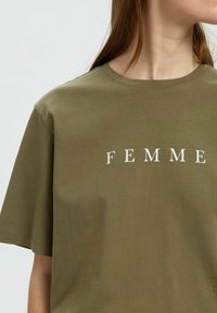 Selected Femme SLFVILJA PRINTED TEE - Printtipaita - khaki