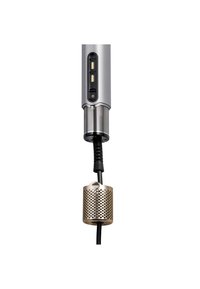 Elektrisch haarstylingshulpmiddel met een slank zilveren lichaam, een ronde gouden verwarmingsbuis met een geperforeerd patroon en een zwarte kabel voor aansluiting.
