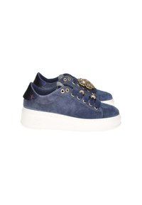 Sneakers in suede blu navy con suola in gomma bianca, dotati di occhielli dorati e un'arricchitura decorativa in cristallo sulla linguetta.