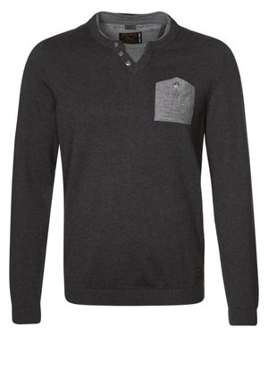Ciemnoszary sweter z długim rękawem, dekoltem w serek, z detalami na guziki i jasnoszebtą kieszenią na piersi z guzikiem i nadrukiem.