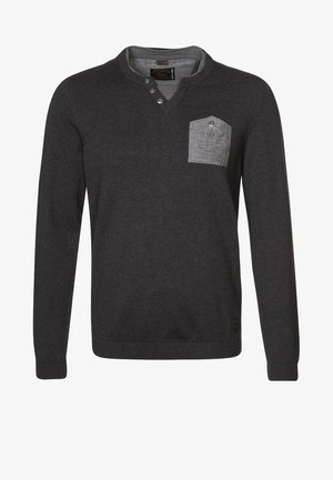 Dunkelgrauer Langarmpullover mit V-Ausschnitt, Knopfdetails und einer hellgrauen Brusttasche mit Knopf und aufgedrucktem Design.