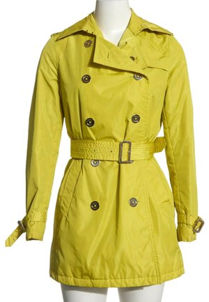 Trench-coat jaune doublé croisé avec large col, taille ceinturée, poches latérales et sangles réglables aux manches longues.