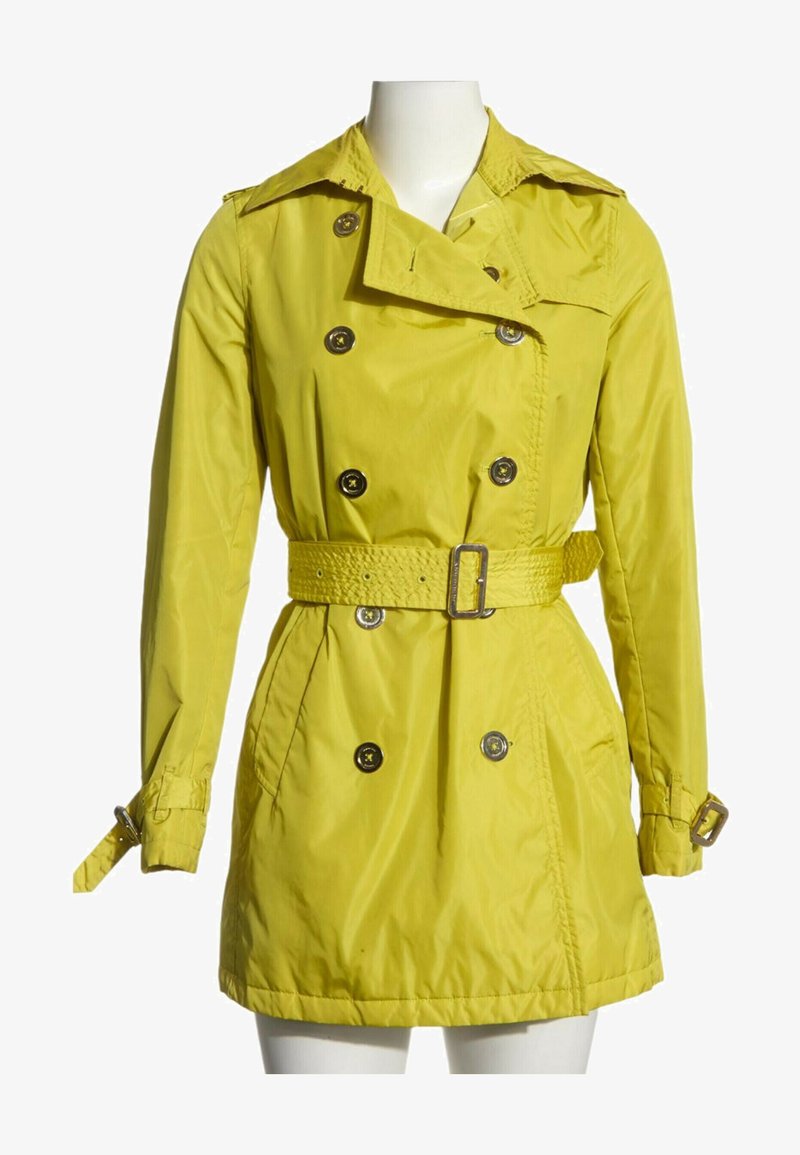 Trench-coat jaune doublé croisé avec large col, taille ceinturée, poches latérales et sangles réglables aux manches longues.