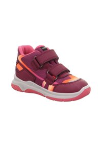 Lila und rosa Sport-Schuh mit Klettverschlüssen, strukturiertem Synthetik-Obermaterial, bunten Akzenten und einer gepolsterten weißen Sohle.