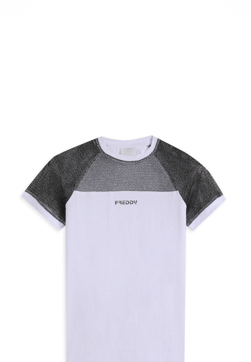 Camiseta deportiva blanca con mangas de malla negra. Presenta un cuello redondo y la palabra "FREDDY" impresa en negro en el pecho.