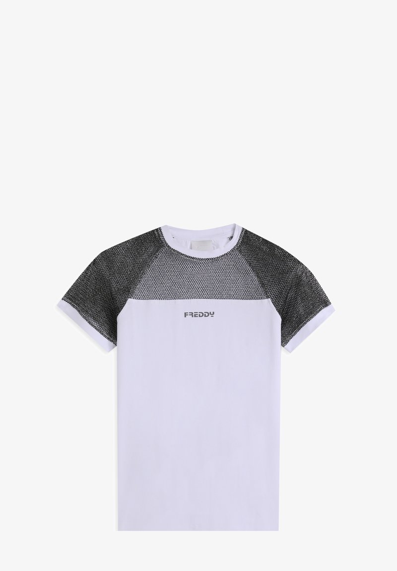 Camiseta deportiva blanca con mangas de malla negra. Presenta un cuello redondo y la palabra "FREDDY" impresa en negro en el pecho.