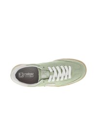 Grüne WildlederSneaker mit weißen Schnürsenkeln, runder Spitze und einer beigen Gummisohle. Logo sichtbar auf der Zunge und der Seitenfläche.