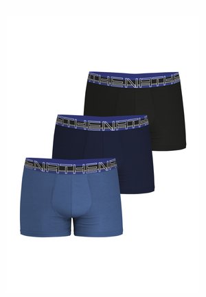 Trois boxers pour hommes en bleu, marine et noir avec des ceintures élastiques de marque en bleu et lettres blanches.