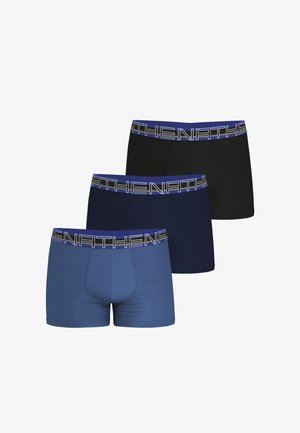 Trois boxers pour hommes en bleu, marine et noir avec des ceintures élastiques de marque en bleu et lettres blanches.