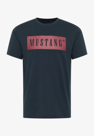 Tume sinise värvi ümar kaelusega T-särk, mis on valmistatud puuvillast. Särgi esiküljel on punane ristküliku kujuline graafika, millel on mustade tähtedega kiri "MUSTANG".