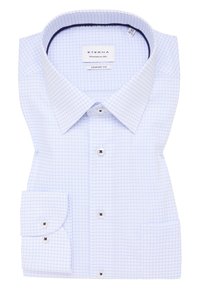 Camicia a scacchi azzurro chiaro con colletto aperto, design comfort fit, bottoni bianchi con cuciture in contrasto scuro e polsini singoli.