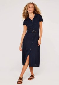 Marineblaues Hemdblusenkleid mit Kragen, kurzen Ärmeln und einem Gürtel mit einer runden Schnalle. Verfügt über einen seitlichen Schlitz und eine lockere Passform.