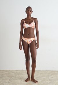 Seafolly SPRING FESTIVAL TWIST FRONT - Bikinio viršutinė dalis - nectar