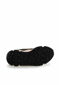 Sneaker con una suola in gomma nera robusta, intersuola color crema, tomaia in tessuto verde e marrone, caratterizzata da una superficie testurizzata e un motivo a battistrada triangolare.