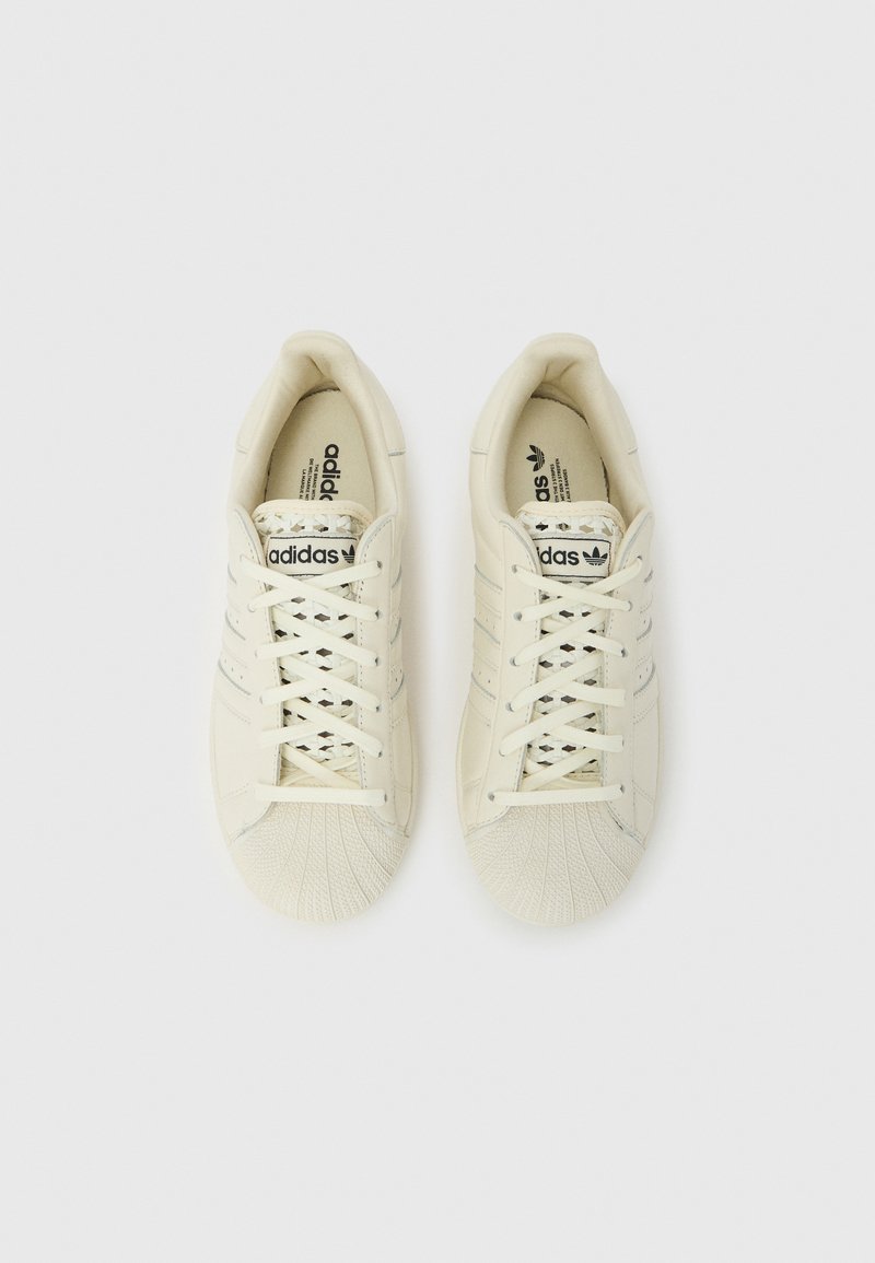 adidas gazelle silver green womens adidas Andre Saraiva x adidas Superstar GZ2203
