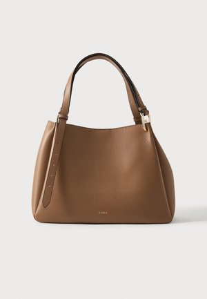 Borsa a mano in pelle marrone con superficie strutturata, una tracolla curva singola e piccolo logo del marchio dorato al centro davanti su sfondo bianco.