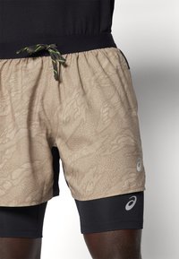 ASICS FUJITRAIL ALL OVER PRINT SHORT MEN - Pantalón corto de deporte - pepper