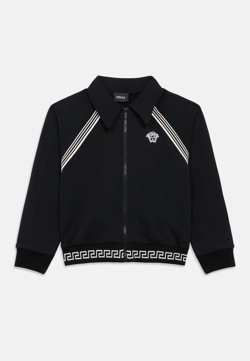 Μαύρο μπουφάν με φερμουάρ και γιακά, που διαθέτει λευκές ριγέ λεπτομέρειες και λογότυπο Versace. Διακοσμητικό μοτίβο με ελληνικό κλειδί στο τελείωμα. Λείος υφή.