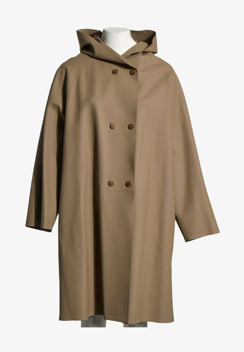 Imperméable marron clair à double boutonnage avec capuche, manches longues et boutons en bois, présenté sur un mannequin blanc.