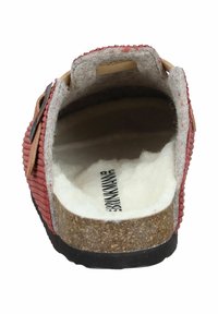 Rote und beige Cord-Stiefelette mit einer Korksohle, kuscheligem Innenfutter und einem Lederband. Das Design verfügt über eine runde Öffnung an der Rückseite.