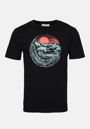 Sort bomulds t-shirt med et cirkulært grafisk design af bølger, bjerge og en koral sol, med detaljeret linjekunst i lyseblå og koralfarver.