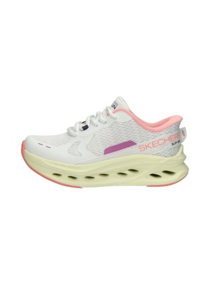 Chaussure de course à enfiler Skechers blanche et rose avec semelle rembourrée et trous de ventilation dans la semelle intermédiaire, vue de côté.