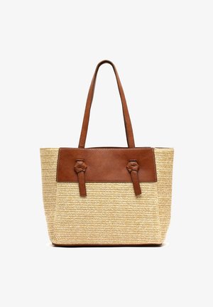 Sac fourre-tout avec corps en paille tissée et section supérieure en cuir marron avec poignées, design simple, deux bretelles pour les épaules.