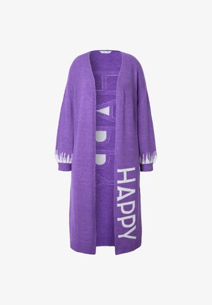Lila gestrickte Strickjacke mit offener Vorderseite, lockeren Ärmeln und weißem "HAPPY"-Text. Sie hat ein strukturiertes Strickmuster und kontrastierende gemusterte Bündchen.
