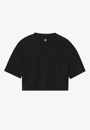 Camiseta negra recortada hecha de tejido suave, con mangas cortas, cuello redondo y un logo simple impreso cerca del cuello.