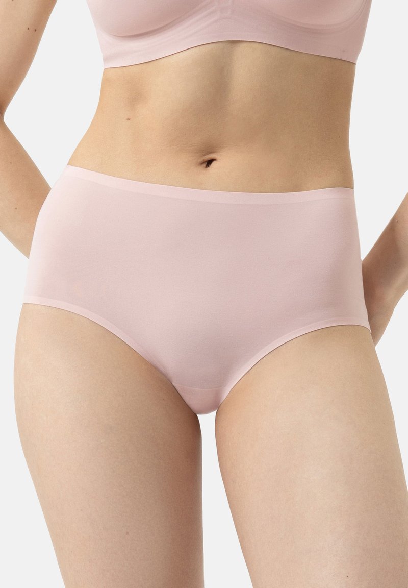 Ljust rosa högmidjade underkläder tillverkade av mjukt tyg, med en slät yta och elastisk midja, med en enkel design.