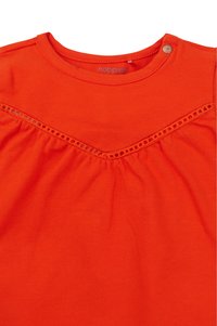 Helles oranges T-Shirt aus Baumwolle, mit einem V-förmigen Spitzenakzent unter dem Ausschnitt und gerafft an der Unterseite. Markenlabel sichtbar.