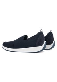 Svarta slip-on-skor med en andningsbar textilövre, som har en häldetalj i mocka och en vit gummisula. Minimalistisk design, utan snörning.