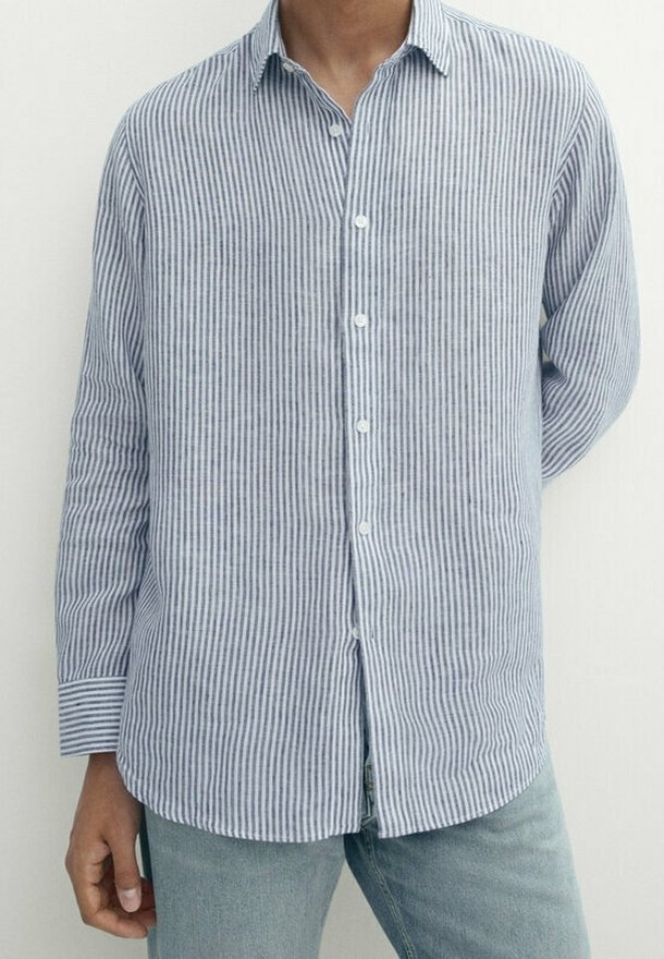 Camicia a righe blu e bianche, con bottoni, maniche lunghe, colletto e orlo curvo. Il tessuto sembra leggero e strutturato.