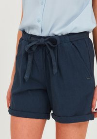 Námornícky modré ľanové šortky s viazaním na šnúrku a rolled cuffs, s voľným strihom a malým logom značky na boku.