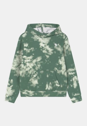 Grüner Kapuzenpullover mit weißem Batikmuster, Kängurutasche vorne und kleinem weißen Elch-Logo auf der Brust.