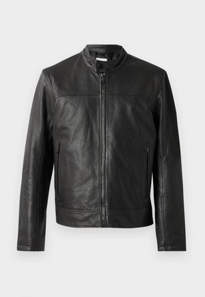 Veste en cuir noir avec col montant, fermeture éclair à l'avant et deux poches zippées sur les côtés. Texture lisse et design minimaliste.