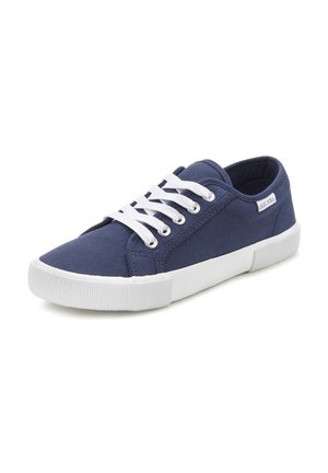 Marina canvas sneakers med vita snörningar, gummisula och texturerad tåänd. Har metallöglor och varumärkesetikett på sidan.