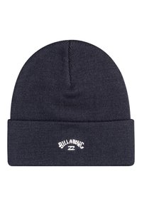 Námornícka pletená čiapka s prehnutým okrajom, zdobená bielym vyšitým logom "Billabong" na prednej strane pre výrazný detail.