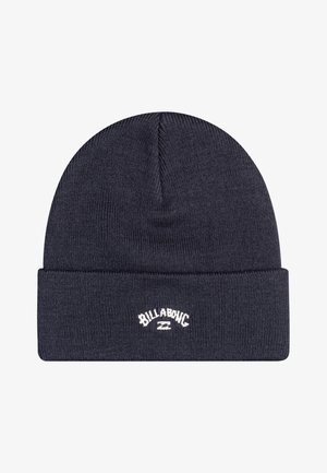 Granatowa, wełniana czapka beanie z podwiniętym brzegiem, z białym, haftowanym logo "Billabong" z przodu, stanowiącym wyróżniający się detal.