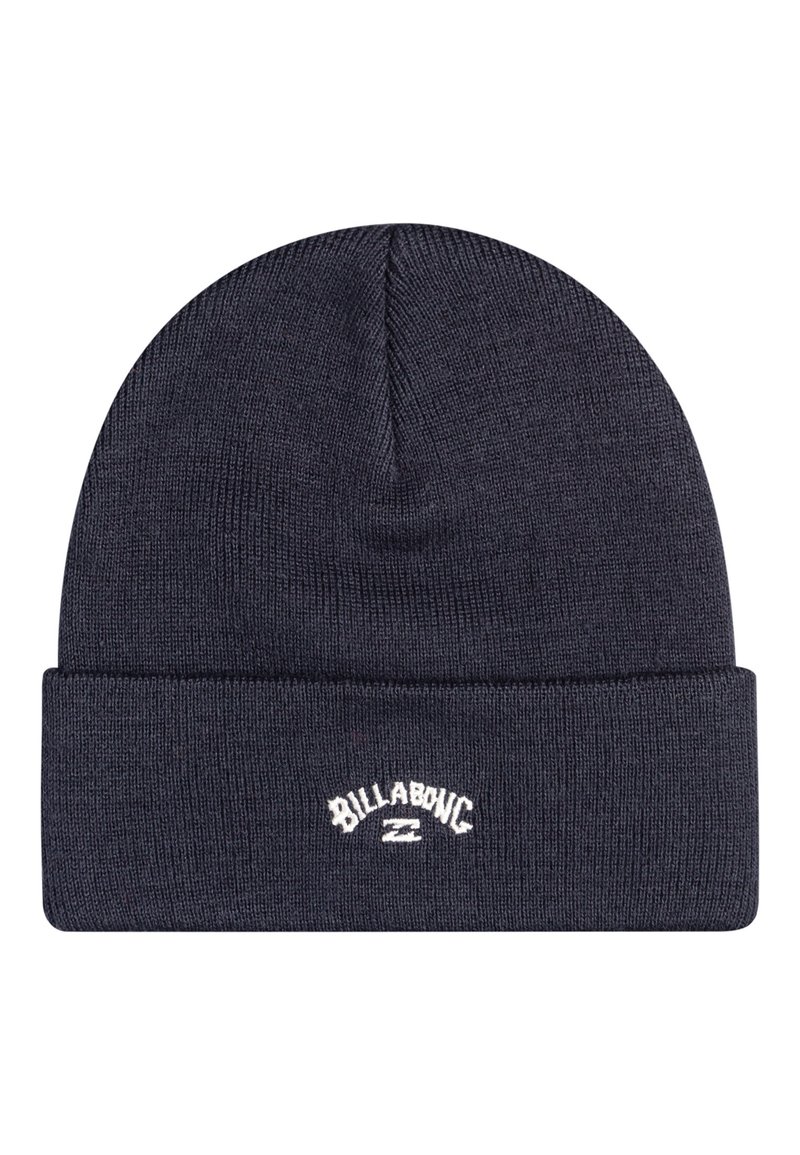 Námornícka pletená čiapka s prehnutým okrajom, zdobená bielym vyšitým logom "Billabong" na prednej strane pre výrazný detail.