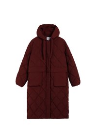 Abrigo largo acolchado en un profundo color burdeos, con capucha, dos grandes bolsillos frontales y un patrón de costura diagonal en toda su superficie.